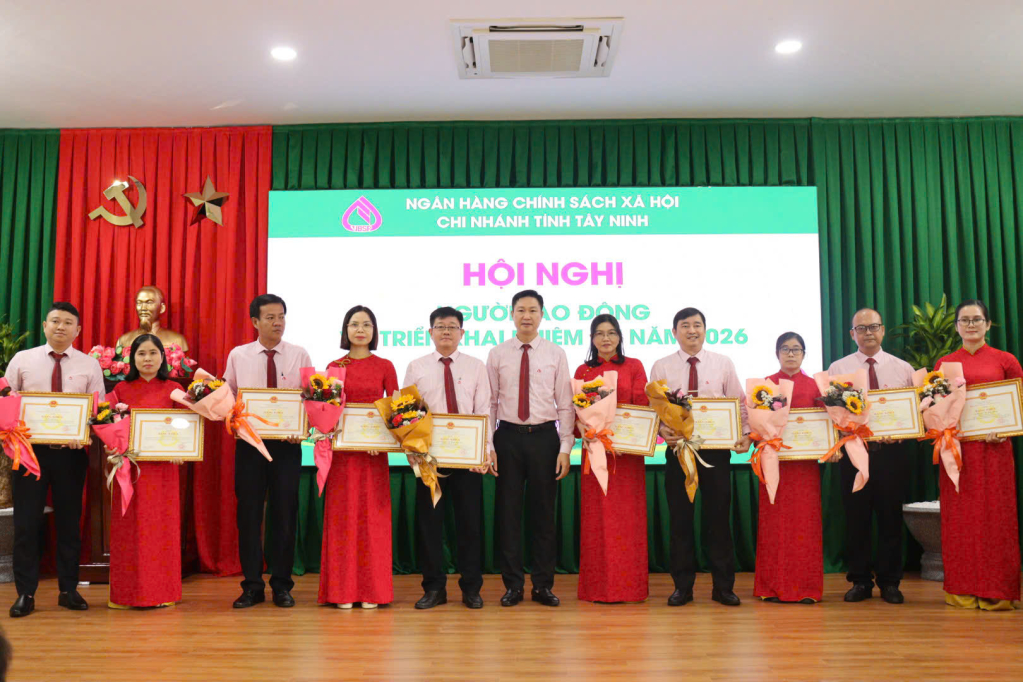 Các cá nhân, tập thể nhận Bằng khen của Thống đốc Ngân hàng Nhà nước