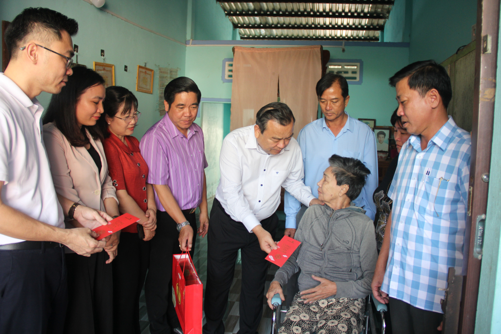 Đoàn thăm, tặng quà cho hộ nghèo