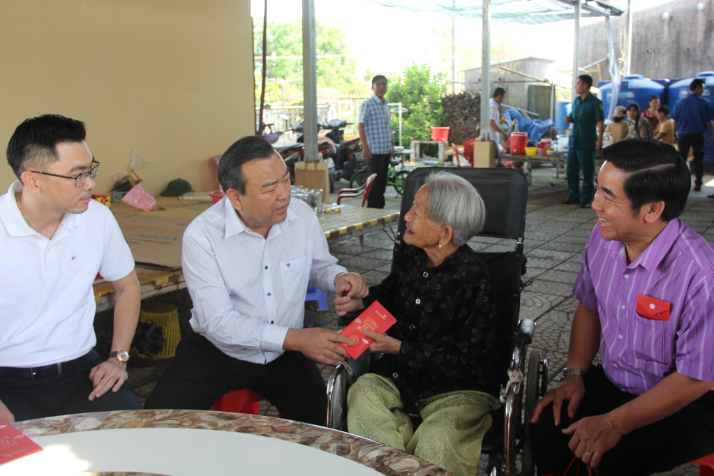 Phó Bí thư Tỉnh ủy, Trường Đoàn đại biểu Quốc hội tỉnh Phạm Hùng Thái ân cần thăm hỏi, chúc sức khỏe Mẹ Việt Nam Anh Húng Lê Thị Rành