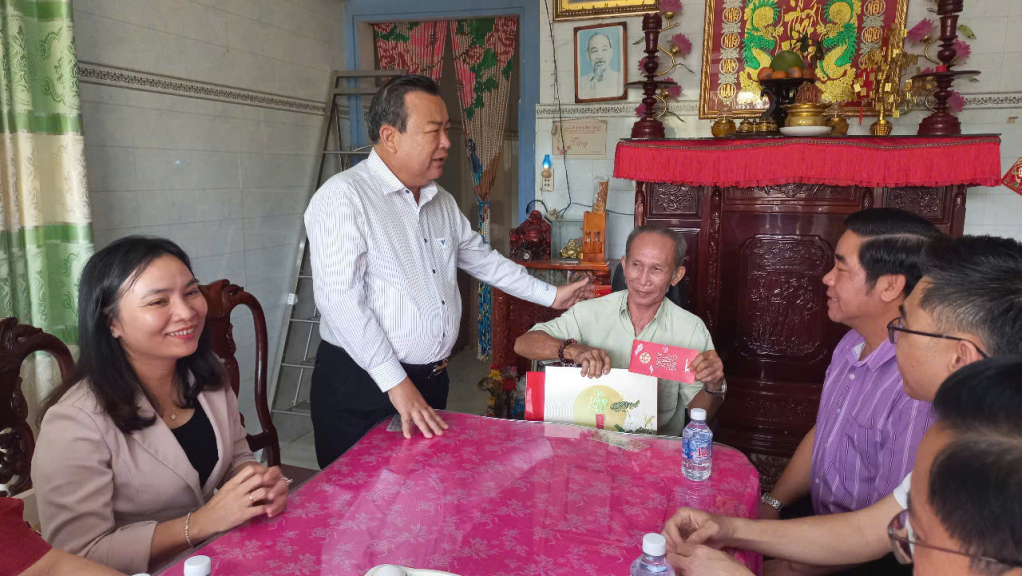 Đoàn thăm, tặng quà thương binh nặng