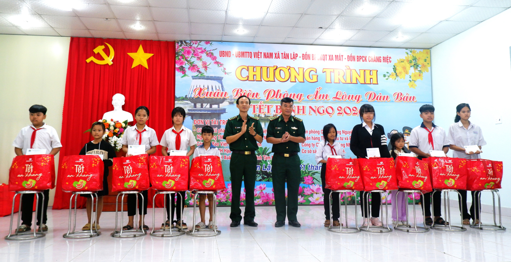 Xu&acirc;n bi&ecirc;n ph&ograve;ng ấm l&ograve;ng d&acirc;n bản tại x&atilde; T&acirc;n Lập