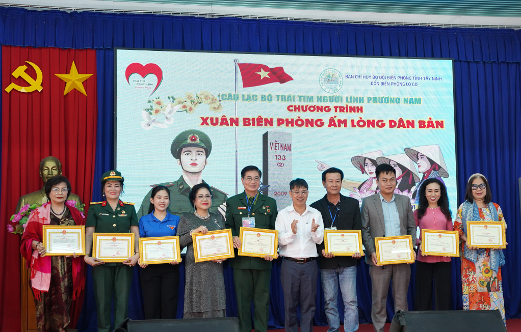 Lãnh đạo xã Phước Vinh gửi thư khen, cảm ơn các đơn vị, doanh nghiệp tài trợ 