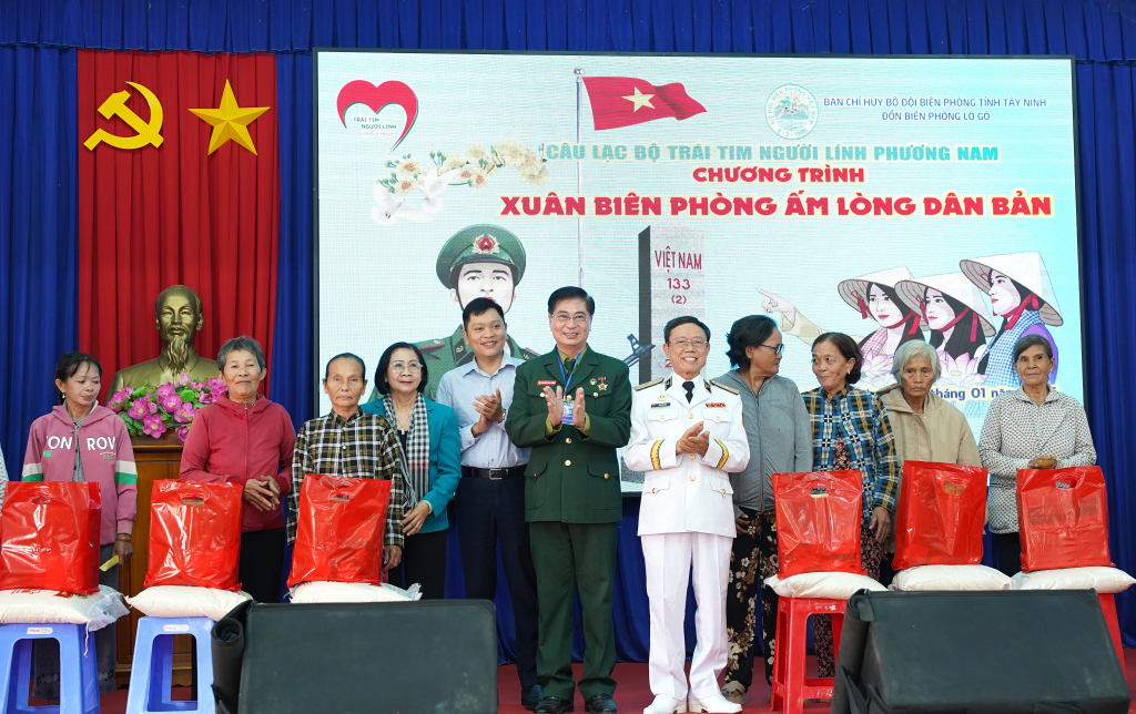'Xu&acirc;n bi&ecirc;n ph&ograve;ng ấm l&ograve;ng d&acirc;n bản' tặng 500 phần qu&agrave; tết cho người d&acirc;n x&atilde; Phước Vinh 
