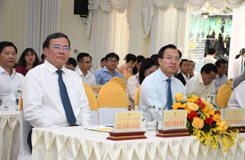 Phó bí thư tỉnh ủy, Chủ tịch UBND tỉnh Lê Văn Hẳn (bài trái), Uỷ viên BTV Tỉnh ủy, Phó Chủ tịch UBND tỉnh Đoàn Trung Kiên ( bìa phải) tham dự sự kiện