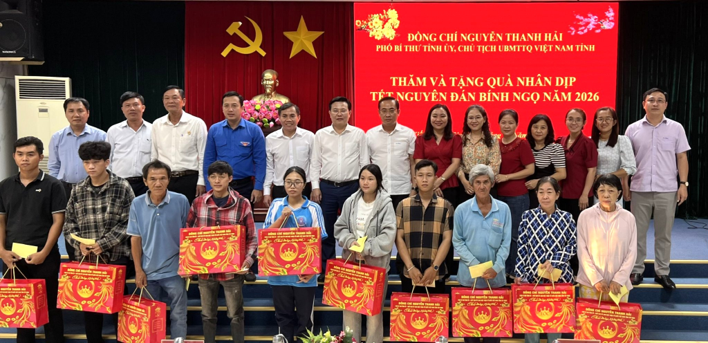 Ph&oacute; B&iacute; thư Tỉnh ủy Nguyễn Thanh Hải trao qu&agrave; tết cho hộ ngh&egrave;o tại phường Kiến Tường