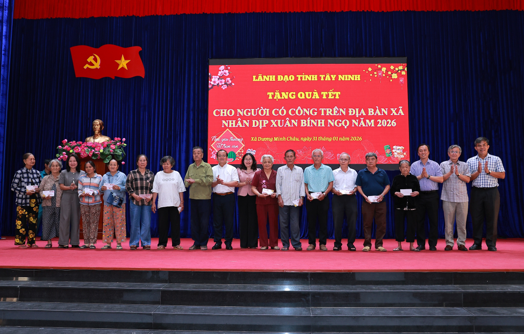 L&atilde;nh đạo tỉnh T&acirc;y Ninh thăm, ch&uacute;c tết tại x&atilde; Dương Minh Ch&acirc;u
