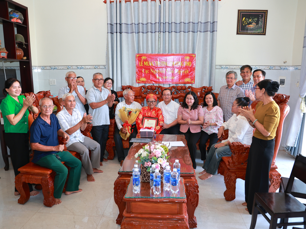 Ph&oacute; Chủ tịch UBND tỉnh Nguyễn Hồng Thanh ch&uacute;c tết cụ tr&ograve;n 100 tuổi v&agrave; người c&oacute; c&ocirc;ng tại x&atilde; Dương Minh Ch&acirc;u 