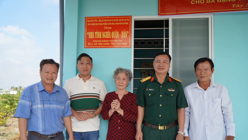 Trao nh&agrave; T&igrave;nh nghĩa qu&acirc;n &ndash; d&acirc;n tại x&atilde; T&acirc;n Long 