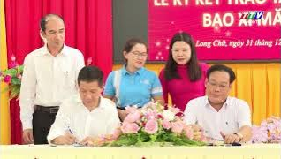 Trao tặng 6.000 bao xi măng hỗ trợ c&aacute;c địa phương x&acirc;y dựng c&aacute;c c&ocirc;ng tr&igrave;nh d&acirc;n sinh