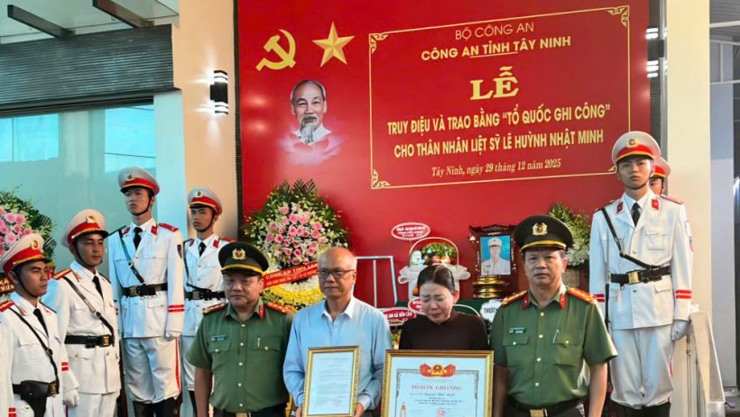 Truy điệu v&agrave; trao Bằng 'Tổ quốc ghi c&ocirc;ng' cho th&acirc;n nh&acirc;n liệt sĩ L&ecirc; Huỳnh Nhật Minh