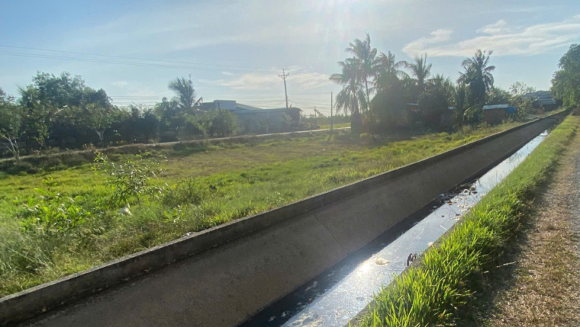 Nước k&ecirc;nh tưới TN 17&ndash;19 đổi m&agrave;u do nước t&ugrave; đọng v&agrave; người d&acirc;n xả thải sinh hoạt