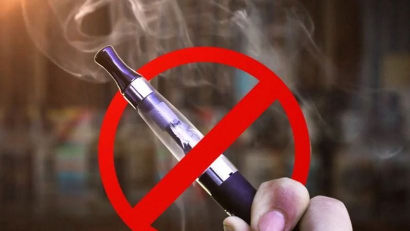 Sử dụng thuốc l&aacute; điện tử c&oacute; thể bị phạt tới 5 triệu đồng