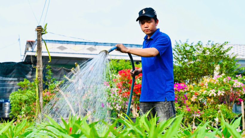 Lương Văn Ph&uacute;c: Thủ lĩnh trẻ với kh&aacute;t vọng l&agrave;m gi&agrave;u từ sắc hoa