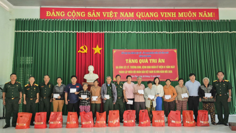Hội Hỗ trợ gia đ&igrave;nh liệt sĩ tỉnh T&acirc;y Ninh tặng qu&agrave; tại x&atilde; T&acirc;n Ph&uacute;