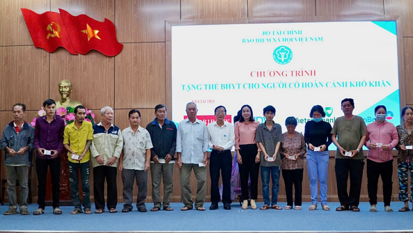 Tặng thẻ bảo hiểm y tế cho người c&oacute; ho&agrave;n cảnh kh&oacute; khăn