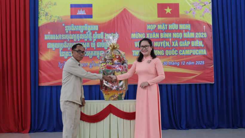 X&atilde; H&ograve;a Hội: Họp mặt hữu nghị mừng Xu&acirc;n B&iacute;nh Ngọ với c&aacute;c huyện, x&atilde; gi&aacute;p bi&ecirc;n