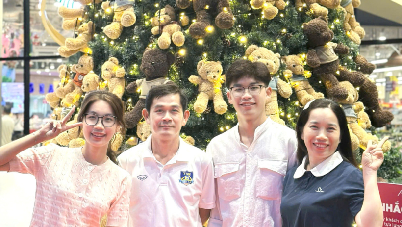 Ấm &aacute;p hạnh ph&uacute;c gia đ&igrave;nh trong m&ugrave;a Gi&aacute;ng sinh