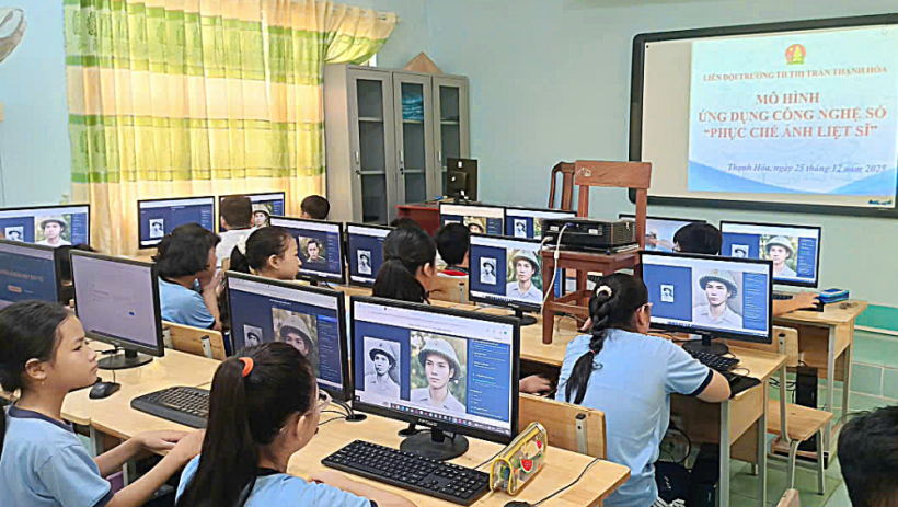 Khi học sinh tiểu học phục chế ảnh liệt sĩ