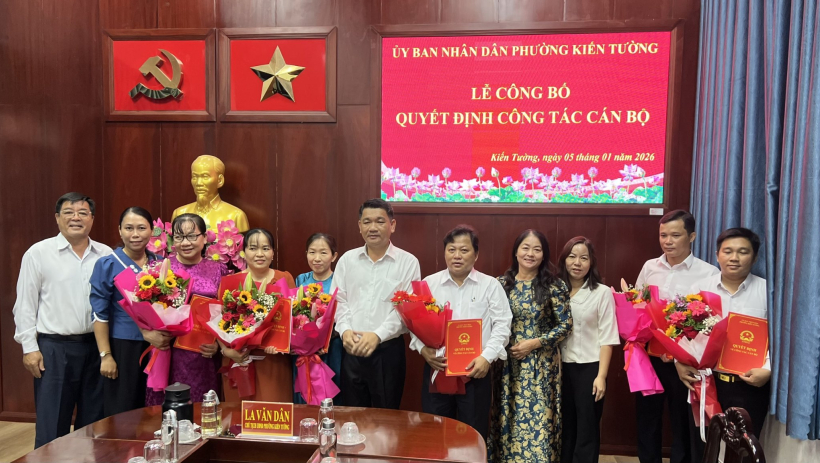 UBND phường Kiến Tường trao quyết định về c&ocirc;ng t&aacute;c c&aacute;n bộ
