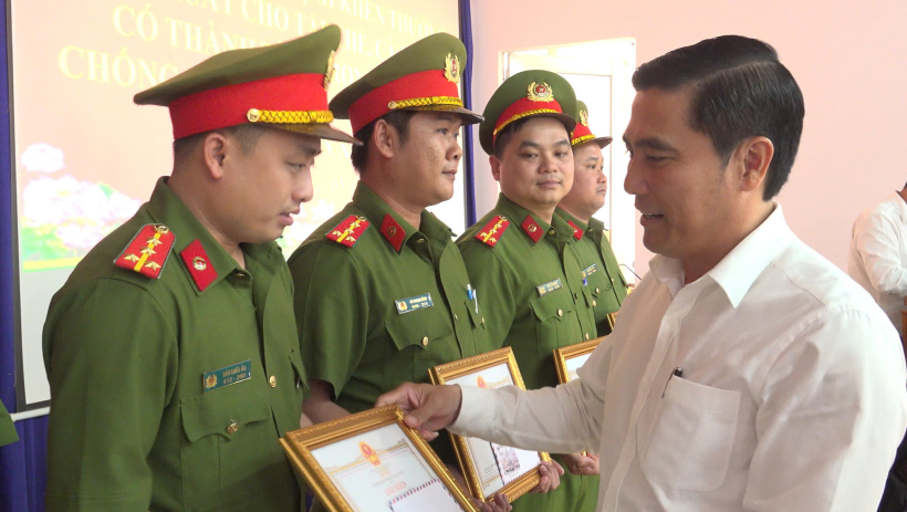 X&atilde; Hậu Nghĩa: Khen thưởng đột xuất tập thể, c&aacute; nh&acirc;n ti&ecirc;u biểu trong ph&ograve;ng, chống tội phạm