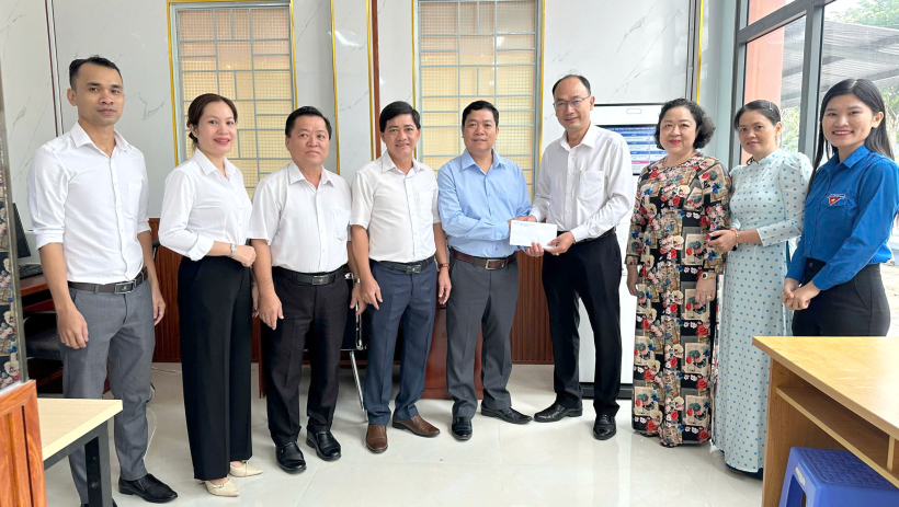 L&atilde;nh đạo x&atilde; T&acirc;n Thạnh thăm, ch&uacute;c mừng trụ sở mới Trung t&acirc;m Phục vụ h&agrave;nh ch&iacute;nh c&ocirc;ng x&atilde; 