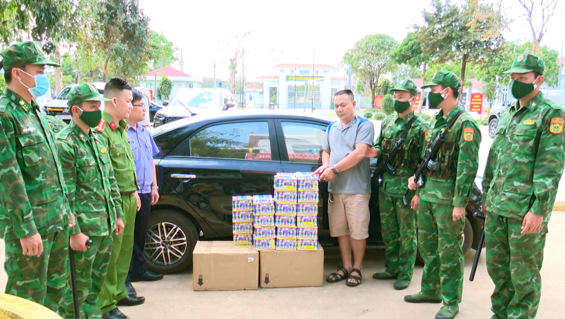 Đồn Bi&ecirc;n ph&ograve;ng T&acirc;n H&agrave; bắt đối tượng d&ugrave;ng &ocirc; t&ocirc; chở ph&aacute;o lậu