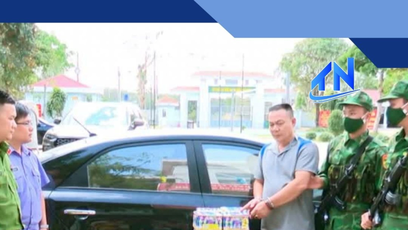 Đồn Bi&ecirc;n ph&ograve;ng T&acirc;n H&agrave; bắt đối tượng d&ugrave;ng &ocirc; t&ocirc; chở ph&aacute;o lậu
