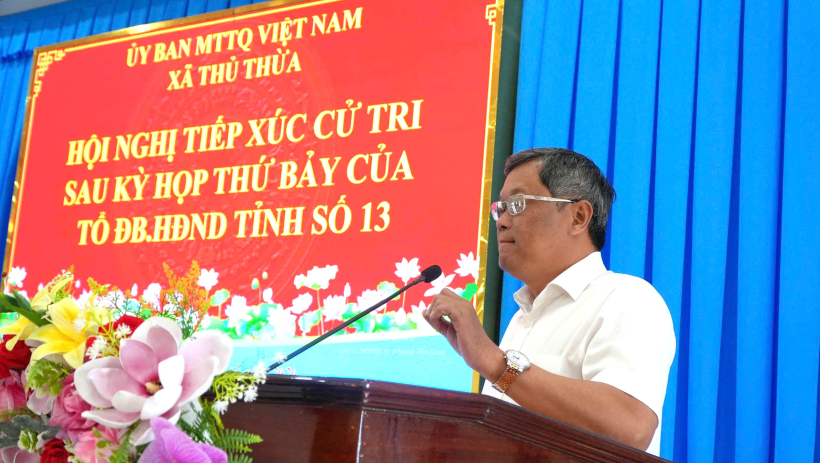 Cử tri x&atilde; Thủ Thừa quan t&acirc;m ch&iacute;nh s&aacute;ch mới về thuế đối với hộ kinh doanh