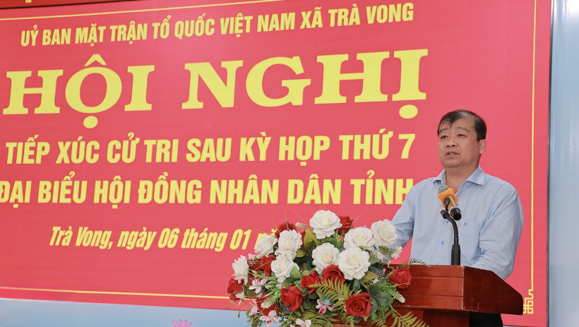 Cử tri x&atilde; Tr&agrave; Vong thắc mắc việc thu tiền bảo hiểm y tế đối với trẻ em