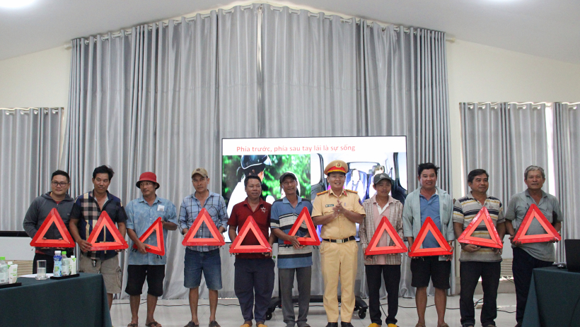 Tuy&ecirc;n truyền an to&agrave;n giao th&ocirc;ng cho l&aacute;i xe, chủ xe vận chuyển m&iacute;a