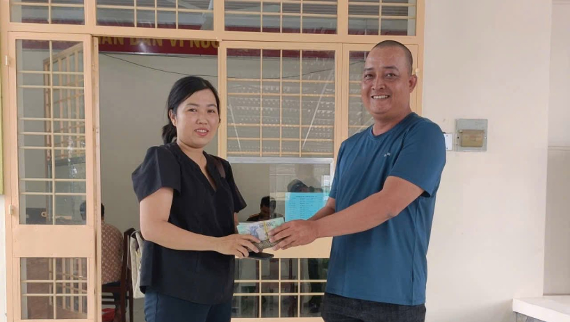 Nhặt được chiếc v&iacute; chứa 40 triệu đồng liền giao C&ocirc;ng an nhờ t&igrave;m chủ để trả lại