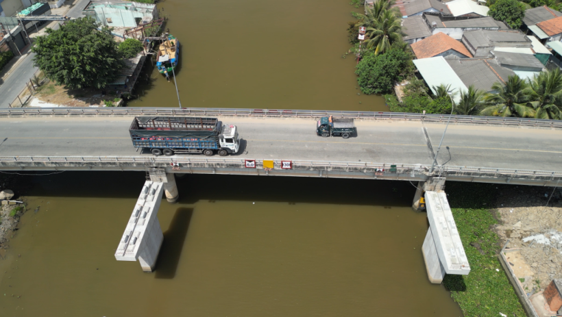 Tạm ngưng tất cả c&aacute;c phương tiện lưu th&ocirc;ng qua cầu Thủ Thừa (cũ) 