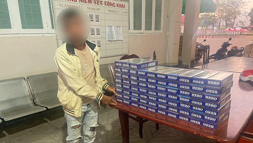 Bắt giữ đối tượng vận chuyển 730 g&oacute;i thuốc l&aacute; lậu