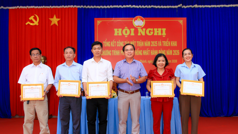 X&atilde; T&acirc;n Th&agrave;nh: Khen thưởng nhiều tập thể, c&aacute; nh&acirc;n c&oacute; th&agrave;nh t&iacute;ch xuất sắc trong c&ocirc;ng t&aacute;c Mặt trận