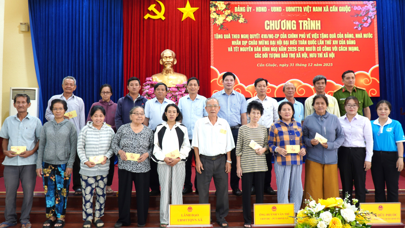 Vui mừng, phấn khởi nhận qu&agrave; tặng của Đảng, Nh&agrave; nước