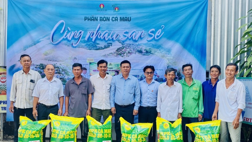 T&acirc;n Thạnh - 4,8 tấn ph&acirc;n b&oacute;n được trao tặng cho n&ocirc;ng d&acirc;n