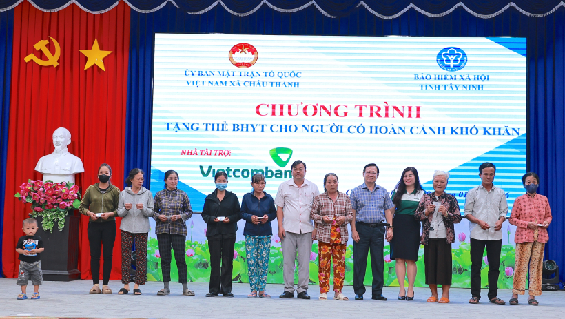 Trao tặng 98 thẻ bảo hiểm y tế cho người d&acirc;n x&atilde; Ch&acirc;u Th&agrave;nh v&agrave; Hảo Đước