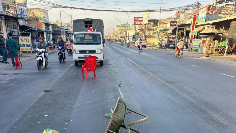 &Ocirc; t&ocirc; 7 chỗ g&acirc;y tai nạn khiến cụ &ocirc;ng đẩy xe r&ugrave;a tử vong