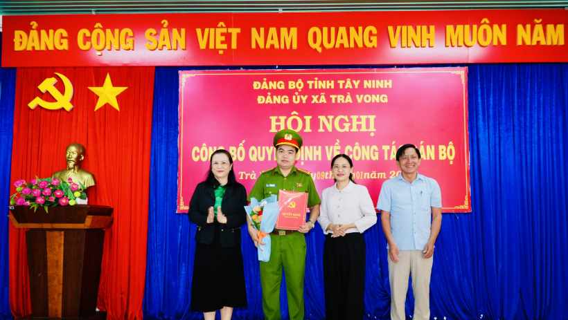Tr&agrave; Vong c&ocirc;ng bố quyết định của Ban Thường vụ Tỉnh ủy T&acirc;y Ninh