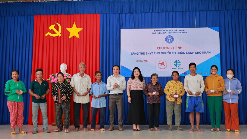 Trao tặng 53 thẻ bảo hiểm y tế cho người d&acirc;n x&atilde; Ho&agrave; Hội 