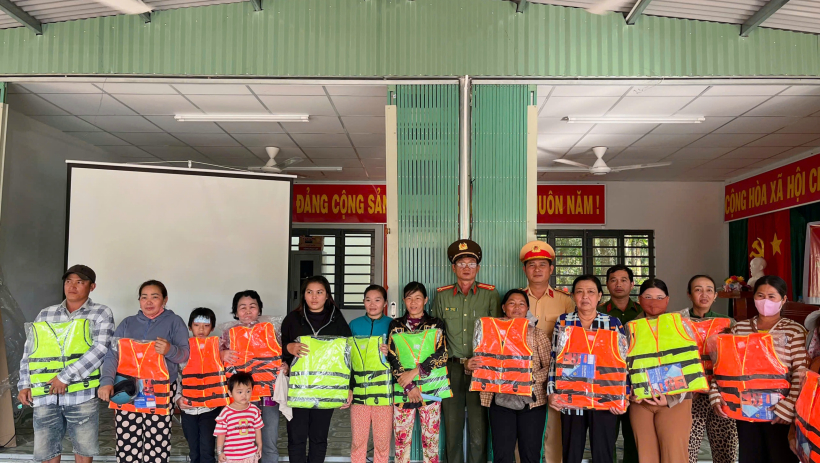 Tuy&ecirc;n truyền an to&agrave;n giao th&ocirc;ng cho người d&acirc;n h&agrave;nh nghề đ&aacute;nh bắt thuỷ sản