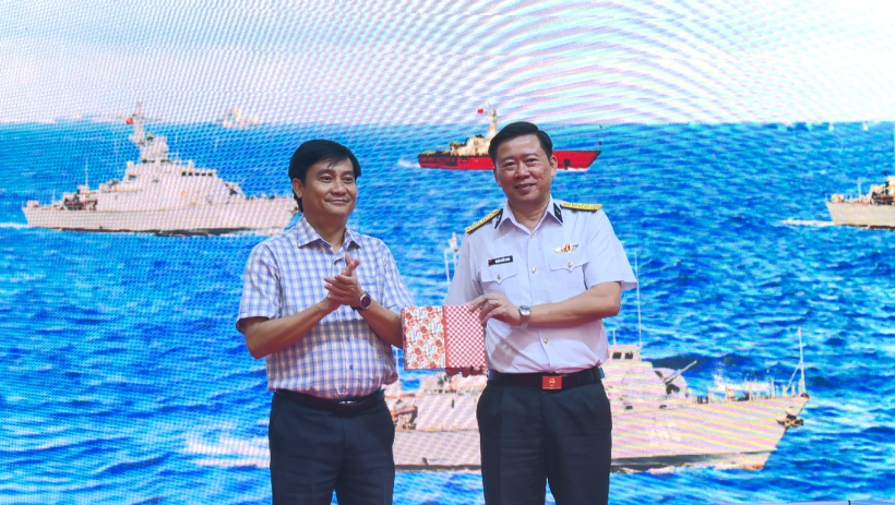 Đo&agrave;n c&ocirc;ng t&aacute;c c&aacute;c tỉnh, th&agrave;nh ph&iacute;a Nam thăm c&aacute;n bộ, chiến sĩ Bộ Tư lệnh V&ugrave;ng 5 Hải qu&acirc;n