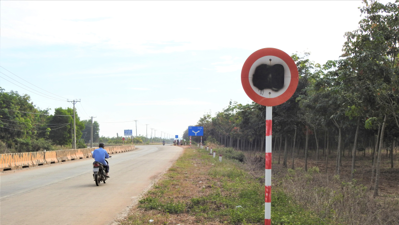 Nhiều biển b&aacute;o giao th&ocirc;ng tr&ecirc;n Đường tỉnh 794 bị tẩy x&oacute;a, che khuất, phai m&agrave;u