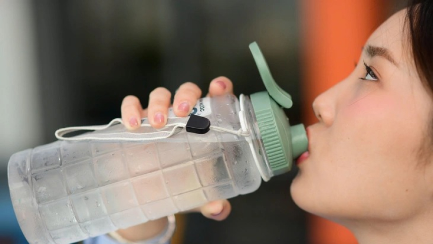 N&ecirc;n uống bao nhi&ecirc;u nước mỗi ng&agrave;y?