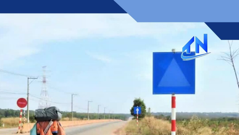 Nhiều biển b&aacute;o giao th&ocirc;ng tr&ecirc;n Đường tỉnh 794 bị tẩy x&oacute;a, che khuất, phai m&agrave;u