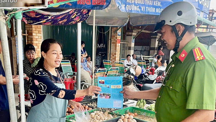C&ocirc;ng an x&atilde; Lộc Ninh tuy&ecirc;n truyền an to&agrave;n giao th&ocirc;ng cho tiểu thương