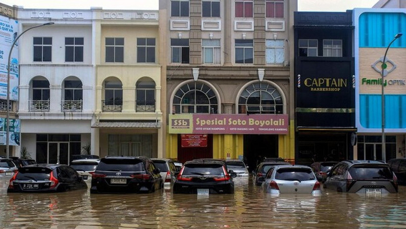 Indonesia: Thủ đ&ocirc; Jakarta ch&igrave;m trong biển nước sau mưa lớn