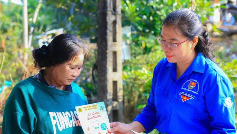 Tuy&ecirc;n truyền ph&aacute;p luật cho người d&acirc;n ấp T&agrave; Dơ