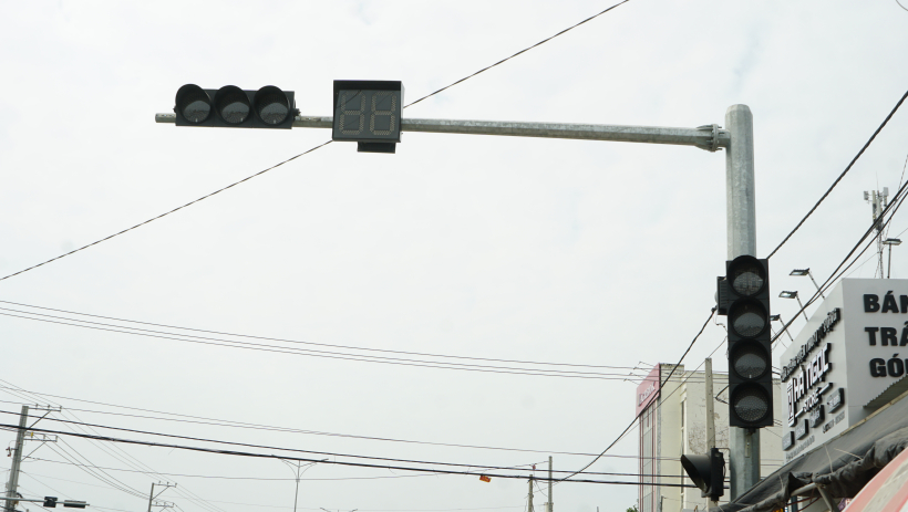 Đ&egrave;n t&iacute;n hiệu giao th&ocirc;ng ở ng&atilde; ba C&acirc;y Trắc vẫn chưa hoạt động