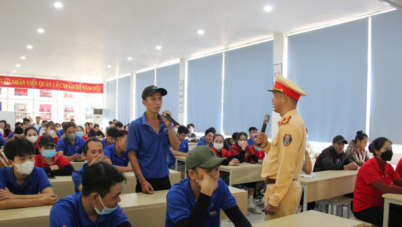 Tuy&ecirc;n truyền an to&agrave;n giao th&ocirc;ng cho nh&acirc;n vi&ecirc;n l&aacute;i xe